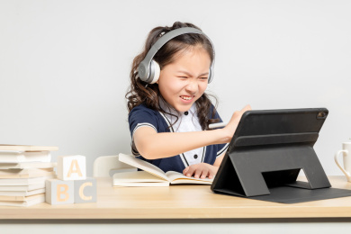 正在上英语网课的亚洲小学女生