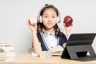 正在上英语网课的亚洲小学女生