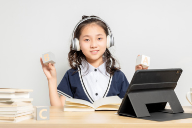 正在上英语网课的亚洲小学女生