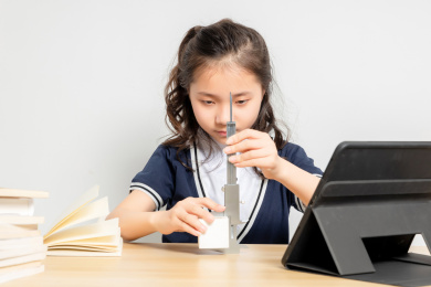  正在做物理实验的亚洲小学女生