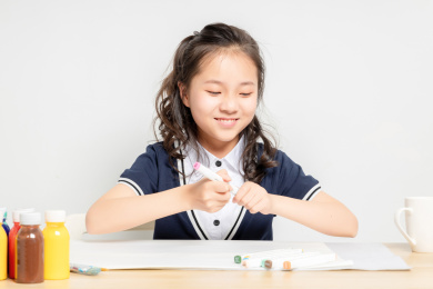 正在画画的亚洲小学女生