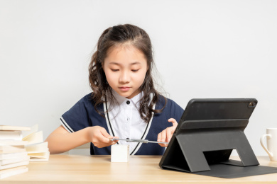  正在做物理实验的亚洲小学女生