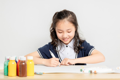 正在画画的亚洲小学女生