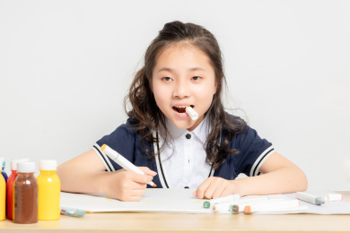 正在画画的亚洲小学女生