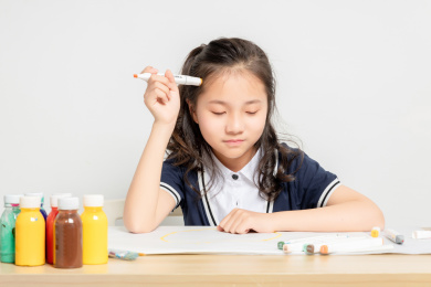 正在画画的亚洲小学女生