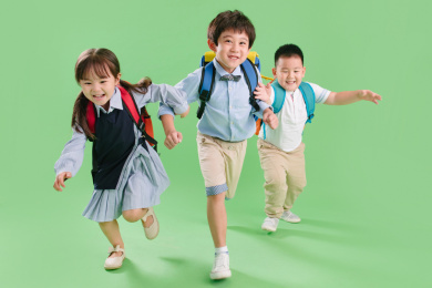 奔跑着的三个小学生