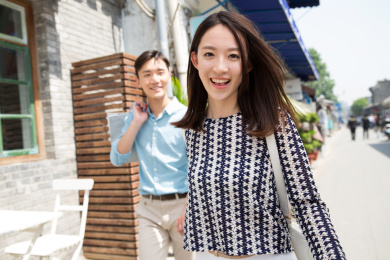 青年情侣逛街购物