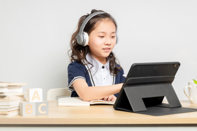 正在上英语网课的亚洲小学女生