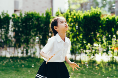 幼儿园小朋友们在院子里玩耍