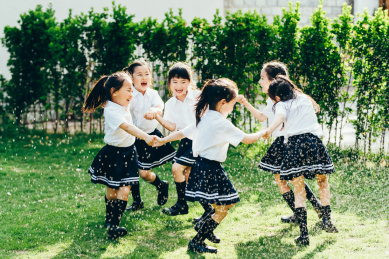 幼儿园小朋友们在院子里玩耍