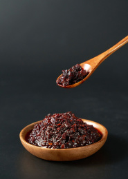 黑色背景上的中国新疆米粉酱