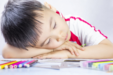 小学生爬在桌子上睡着了