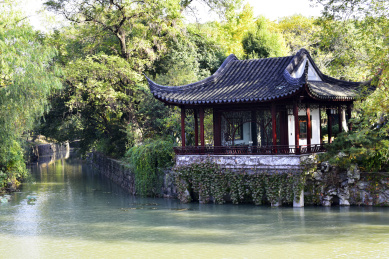 中国江苏省苏州园林虎丘风景区亭子湖面