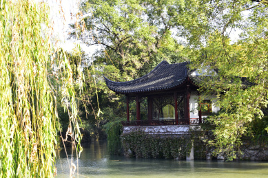 中国江苏省苏州园林虎丘风景区亭子湖面