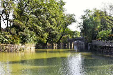 中国江苏省苏州园林虎丘风景区石桥湖面
