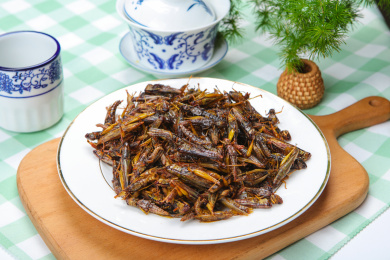 风味小吃炸蝗虫 蚂蚱