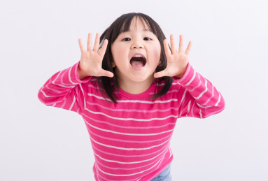 小女孩伸着双手呼喊