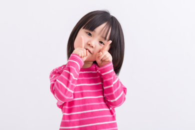 小女孩伸出两个手指