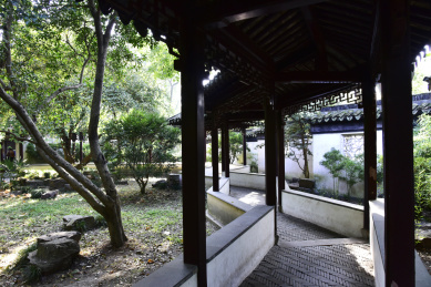 中国江苏省苏州园林虎丘风景区的游廊