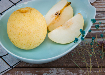 放在盘子里切开的梨