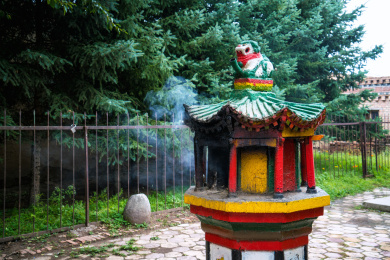 中国青海省阿柔大寺中的焚香炉