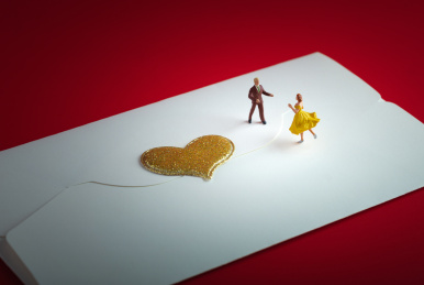 信封情书金色爱心相遇的情侣