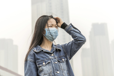 穿休闲服装戴口罩女性
