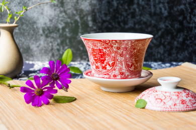 放在茶席上的茶碗 横构图