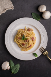 一盘奶油培根意大利面