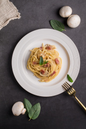 一盘奶油培根意大利面