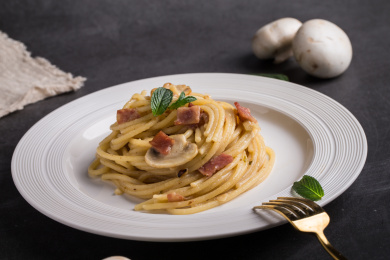 一盘奶油培根意大利面