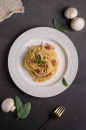 一盘奶油培根意大利面