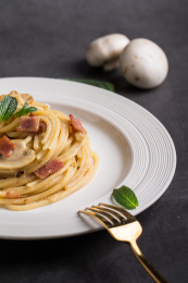 一盘奶油培根意大利面