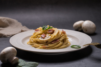 一盘奶油培根意大利面