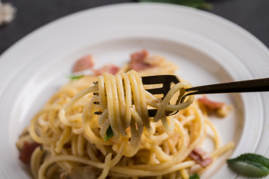 一盘奶油培根意大利面