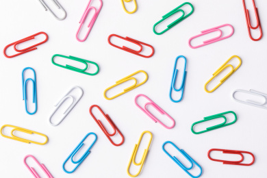 俯拍散落的多彩办公文具回形针