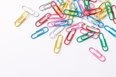 俯拍散落的多彩办公文具回形针