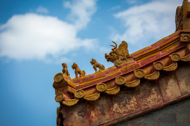 天空背景下的故宫琉璃脊兽