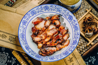 国风摆设下的五花叉烧肉美食
