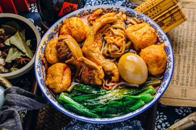 青花瓷碗里的柳州螺蛳粉