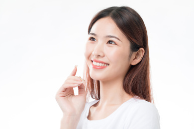 年轻女性看向前方半身形象