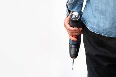 白色背景下手持电钻电动螺丝刀冲击钻起子机