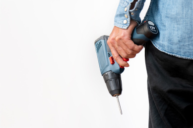 白色背景下手持电钻电动螺丝刀冲击钻起子机