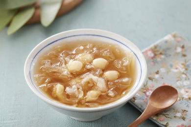 中国南方传统甜品糖水，莲子银耳糖水