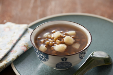 中国南方传统甜品糖水,绿豆马蹄糖水