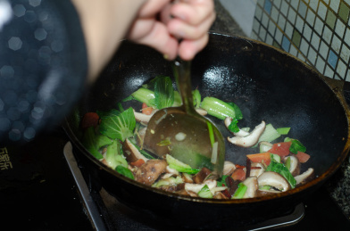 正在炒菜，香菇青菜