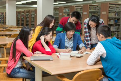 东方学生在图书馆学习