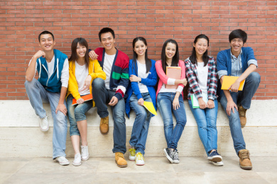 东方学生在校园里聚会
