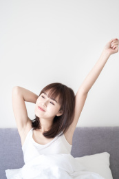 一位年轻的女子在卧室里