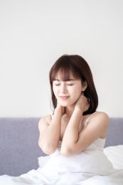 一位年轻的女子在卧室里